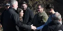 Re Felipe e Letizia sul luogo dell'incidente in Spagna, sale a 42 il numero delle vittime