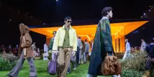 Il sartoriale futuristico di Louis Vuitton apre le sfilate uomo di Parigi