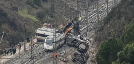 Treno contro gru, feriti in nuovo incidente ferroviario in Spagna
