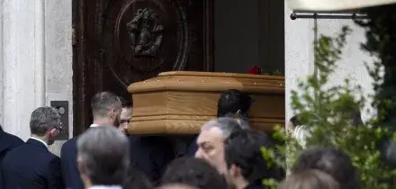 Aperta la camera ardente di Valentino alla Fondazione Pm23