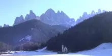 La val di Funes limita l'assalto dei turisti dei selfie mordi-e-fuggi