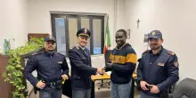Un giovane pugile salva una donna sui binari, premiato dalla Polizia