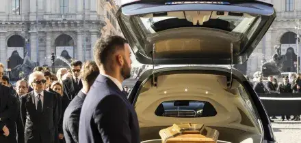 A Roma l'ultimo saluto a Valentino tra i fiori bianchi e commozione. L'omelia: 'La bellezza salva, lui l'ha seminata'