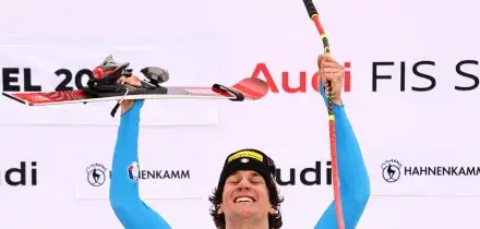Giovanni Franzoni trionfa nella discesa libera a Kitzbuehel, si commuove ricordando Matteo Franzoso