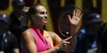 A Melbourne fanno discutere i braccialetti 'whoop!'. Sabalenka: 'Perch&eacute; qui no?'