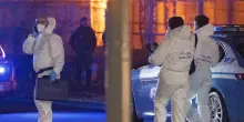 Giovane punta un'arma a salve, ucciso dalla polizia a Milano