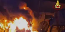 Incendio nel parcheggio di una chiesa a Bari, distrutte tre ambulanze