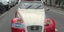 Parigi "invasa" da auto d'epoca (e non solo): ecco la 26esima Traversee de Paris