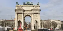 Milano Cortina, l'installazione del braciere olimpico sotto l'Arco della Pace