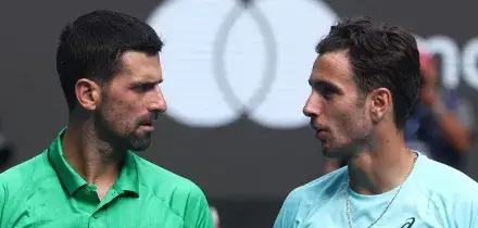 Musetti avanti due set si ritira, in semifinale va Djokovic