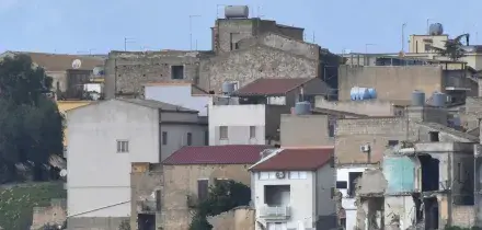 Palazzina di tre piani crolla nel precipizio a Niscemi