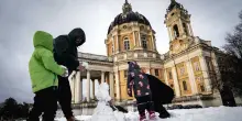 Neve sulla collina di Torino, a Superga i bambini costruiscono pupazzi