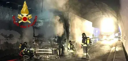 Camion a fuoco in galleria, 16 km di coda a Firenze