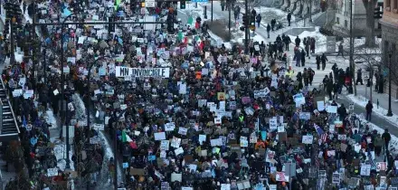 In migliaia in corteo per contestareTrump. Springsteen canta dal palco contro l&rsquo;Ice