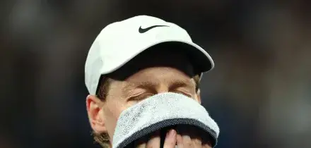 Australian Open, caccia alla finale. Sinner-Djokovic 6-3, 3-6, 6-4, 4-6, 3-4. Break di Nole al quinto set