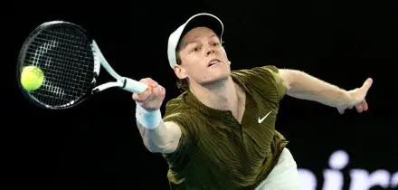 Australian Open, caccia alla finale. Sinner-Djokovic 6-3, 3-6, 6-4