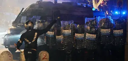 A Torino guerriglia per Askatasuna, Meloni: 'Colpito lo Stato'