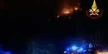 Incendio boschivo di vaste proporzioni in Friuli, vigili del fuoco al lavoro