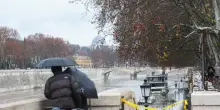 Maltempo: chiuse le banchine del Tevere a Roma, allagamenti e code