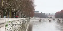 Tevere supera i 7 metri e copre le banchine, l'Aniene esonda vicino Roma