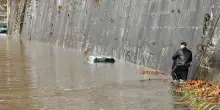 Auto sommersa dall'acqua sulle sponde del Tevere, verifiche