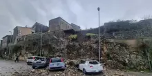 Maltempo nel Frusinate, muro frana sulle auto a Castro dei Volsci