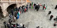 A Verona flash mob per le proteste in Iran, partecipa anche Tommasi