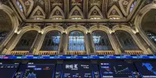 Borsa: l'Europa gira in calo, tensione sui titoli di Stato