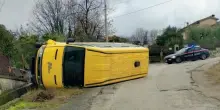Scuolabus con 7 bambini a bordo si ribalta, paura ma nessun ferito