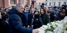 Crans-Montana, folle di giovani ai funerali di Giovanni, Riccardo, Chiara, Achille e Sofia. 'Non ci siano omissioni'