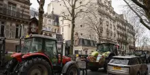 La protesta contro il Mercosur invade Parigi, trattori alla Tour Eiffel