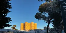 Castel del Monte imbiancato e scuole chiuse nel Foggiano