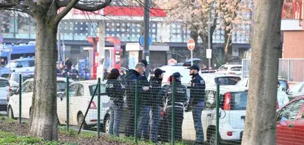 Milano: ruba una pistola e spara contro le volanti, la polizia risponde e lo ferisce