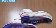 Runner fugge dal negozio con le scarpe rubate ai piedi