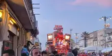 Carnevale di Viareggio, i carri sfilano in notturna per gioved&igrave; grasso