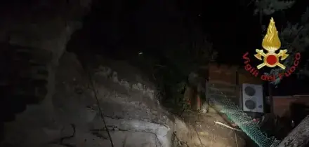 Maltempo: frana un costone su una palazzina vicino a Roma, un morto e 2 feriti