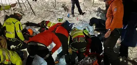 Sepolto dalla valanga riesce a lanciare l'allarme, salvato
