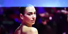 Dua Lipa fa causa a Samsung per 15 milioni, 'la mia faccia per vendere tv'