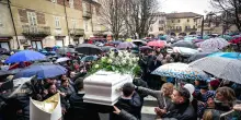 I funerali di Zoe a Nizza Monferrato, canzoni e palloncini bianchi