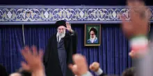 Khamenei replica a Trump: 'La portaerei americana nel Golfo potrebbe essere affondata'