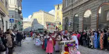 Carnevale a Trieste, maschere e carri sfilano lungo le vie della citt&agrave;