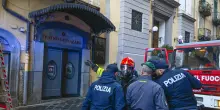 Teatro Sannazaro in fiamme, 22 appartamenti evacuati