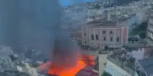 Incendio nel cuore di Napoli, in fiamme il teatro Sannazaro