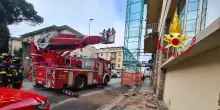 Cade parte sottotetto di un condominio a Firenze, ferite 2 passanti