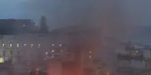 Incendio nel cuore di Napoli, in fiamme il teatro Sannazaro
