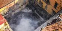Incendio nel cuore di Napoli, distrutto dalle fiamme il teatro Sannazaro. Evacuati diversi residenti