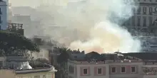 Incendio nel cuore di Napoli, distrutto dalle fiamme il teatro Sannazaro. Evacuati diversi residenti