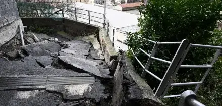 Crolla un muraglione a Genova, 42 persone sfollate