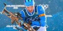 Milano Cortina: in testa alla mass start di biathlon, Giacomel si ritira