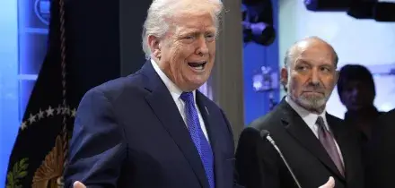 La Corte Suprema Usa boccia i dazi e Trump ne firma altri al 10%